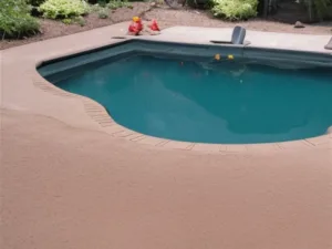 Jak oczyścić dno basenu z piasku