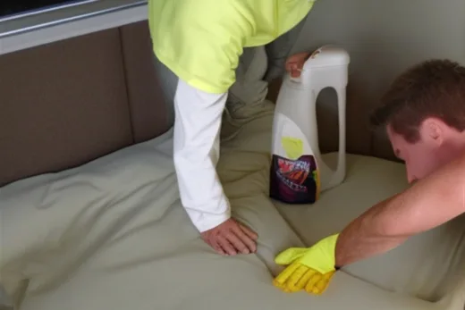 Jak wyczyścić łóżko z moczu z materaca